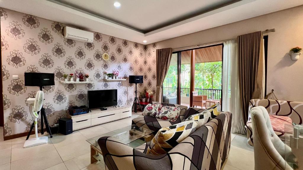 TV a/nebo společenská místnost v ubytování Vimala Hills Villa & Resort Megamendung Puncak