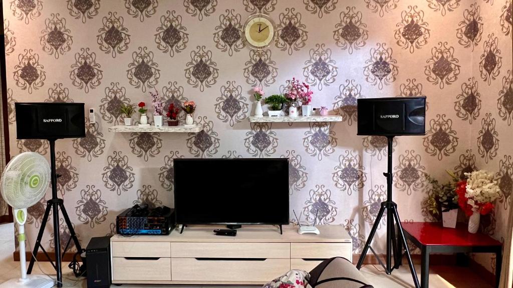 TV a/nebo společenská místnost v ubytování Vimala Hills Villa & Resort Megamendung Puncak