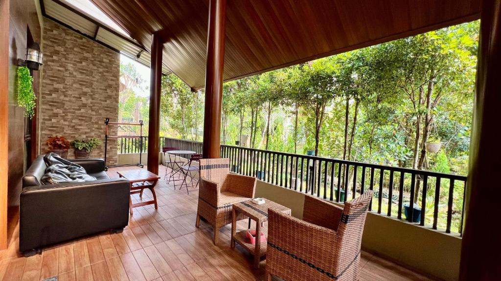 Balkón nebo terasa v ubytování Vimala Hills Villa & Resort Megamendung Puncak