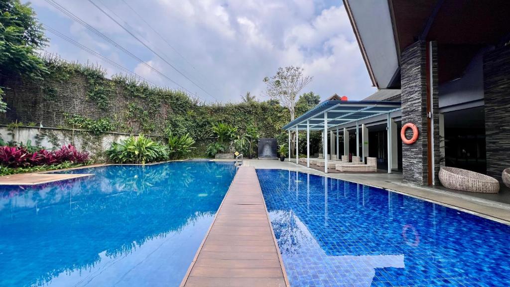 Bazén v ubytování Vimala Hills Villa & Resort Megamendung Puncak nebo v jeho okolí