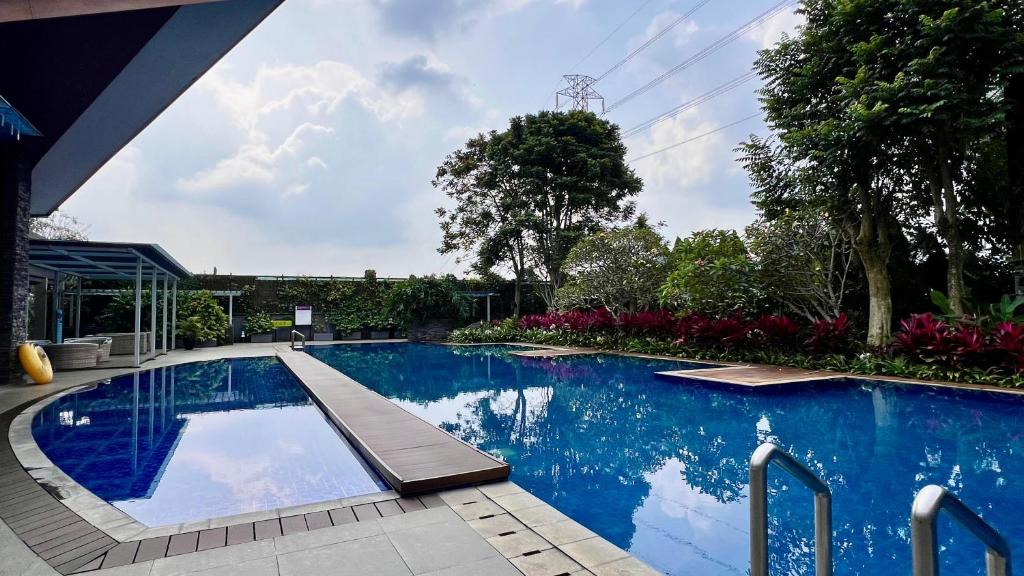 Bazén v ubytování Vimala Hills Villa & Resort Megamendung Puncak nebo v jeho okolí