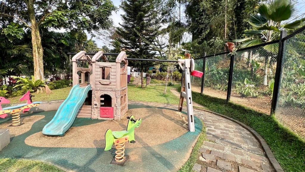 Herní místnost nebo prostor pro děti v ubytování Vimala Hills Villa & Resort Megamendung Puncak