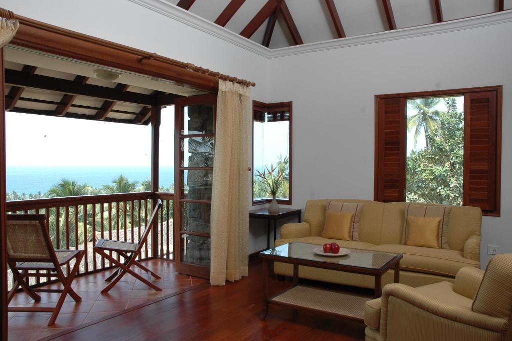 Taj Green Cove Resort and Spa Kovalam - Deluxe Suites Sea View Mit Balkon Kingsize -Bett