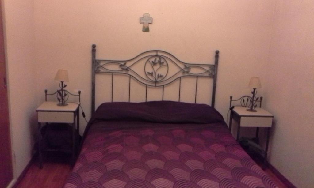 1 dormitorio con 1 cama grande y 2 mesitas de noche en Residencia "Libertad " en San Andrés
