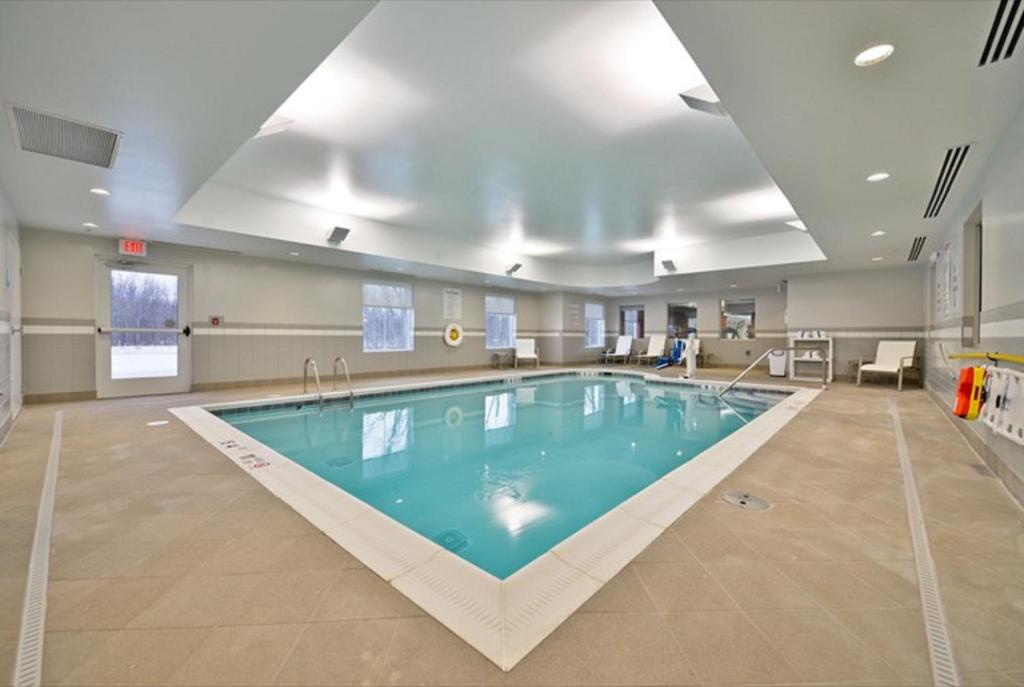 a large swimming pool in a large room at Holiday Inn Express Canandaigua by IHG in Canandaigua
