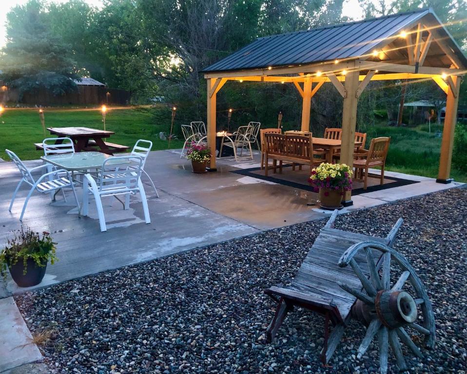 un patio con mesa, sillas y cenador en Amenity Heaven, You'll Love It, An Exceptional Wyoming Stay, Thermopolis River Walk Home at Hot Springs State Park, Where The Fisherman Stay en Thermopolis