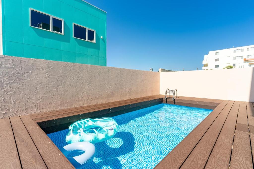 basen z makaronem przed budynkiem w obiekcie Grandioso Okinawa Villa Kin 2 - Vacation STAY 63972v w mieście Yaka