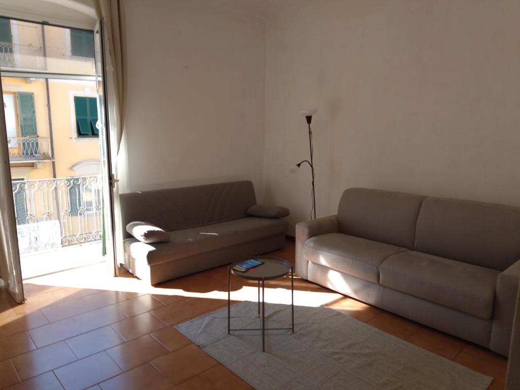 a living room with a couch and a table at Casa marzia in La Spezia