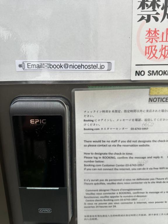 un primo piano di un cellulare in una macchina di Nice Hostel Yahiro a Tokyo