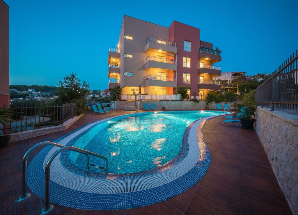 una piscina di fronte a un edificio di Laura Apartment a Trogir