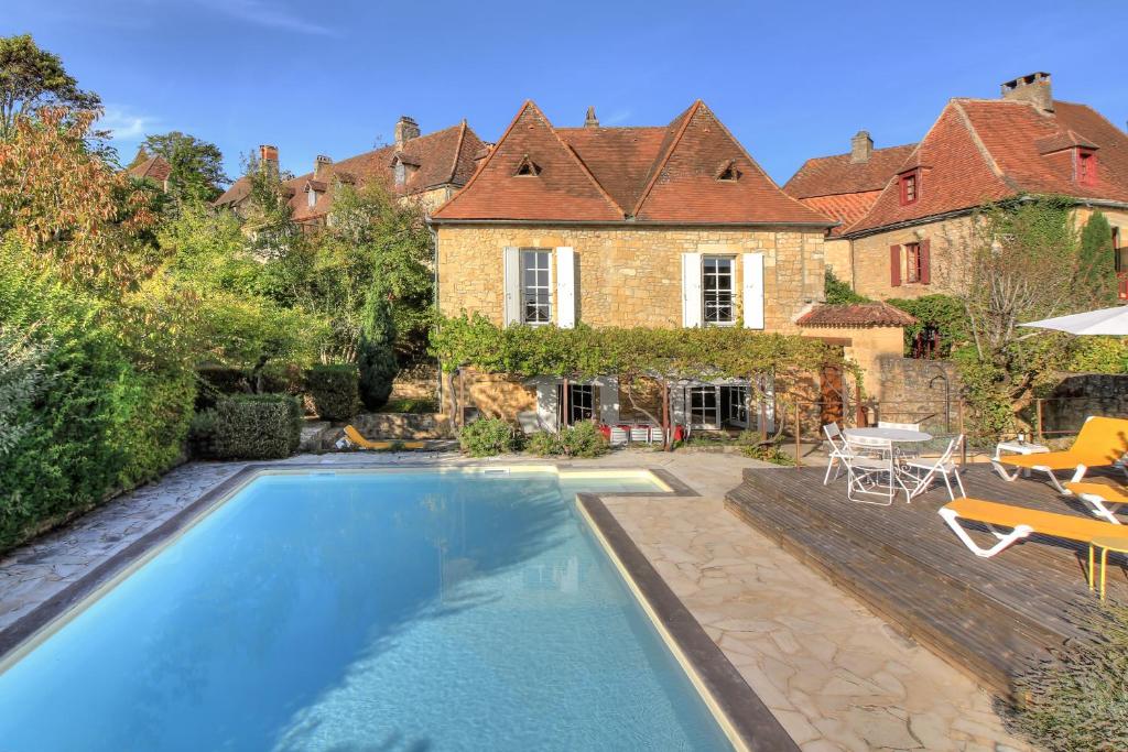 une piscine devant une maison dans l'établissement Luxury villa in Domme: Pool and Breathtaking View, à Domme