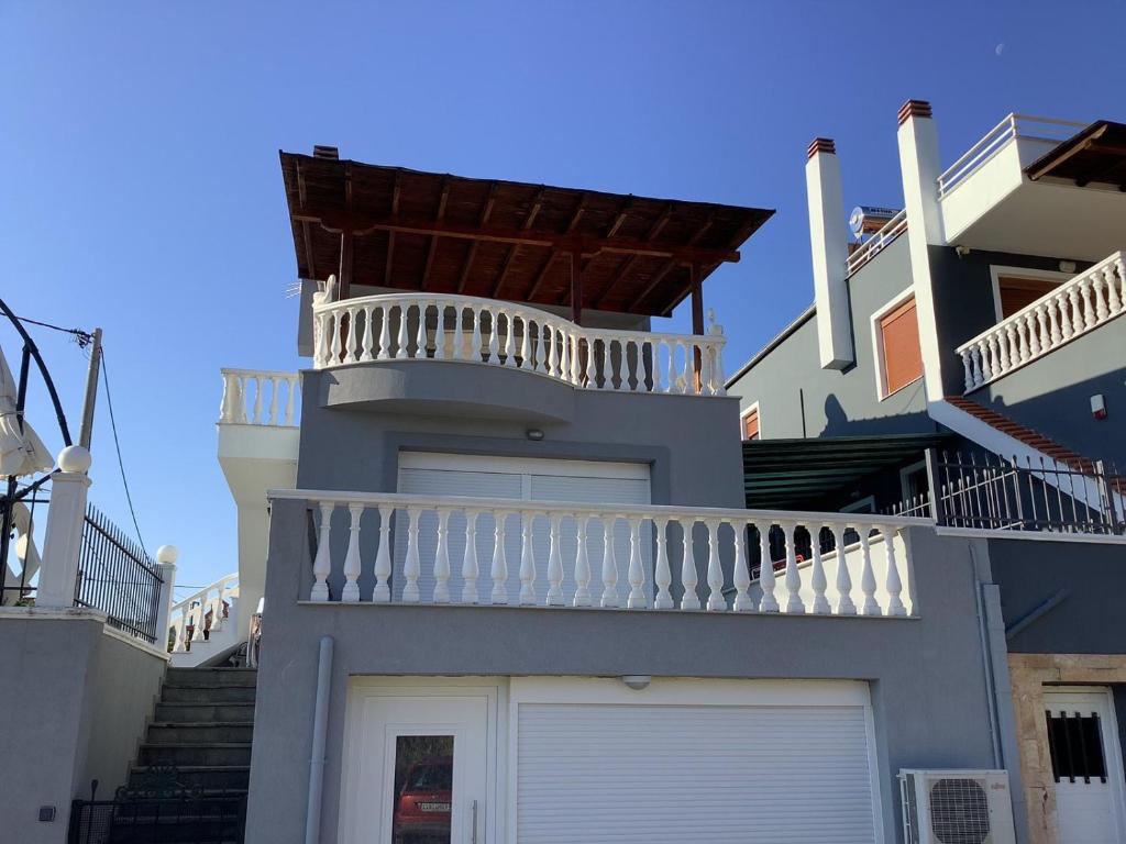 Rõdu või terrass majutusasutuses Sunny Luxury House Iraklitsa