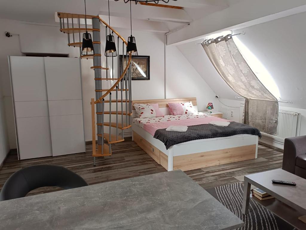 Un dormitorio con una cama y una escalera. en Pension DonauBlick Grein 2 in Stifterstrasse 19A, en Grein