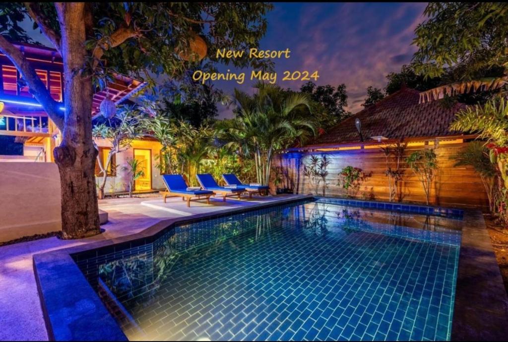 basen z niebieskimi krzesłami obok domu w obiekcie Paradise Luxury Villa w Gili Air