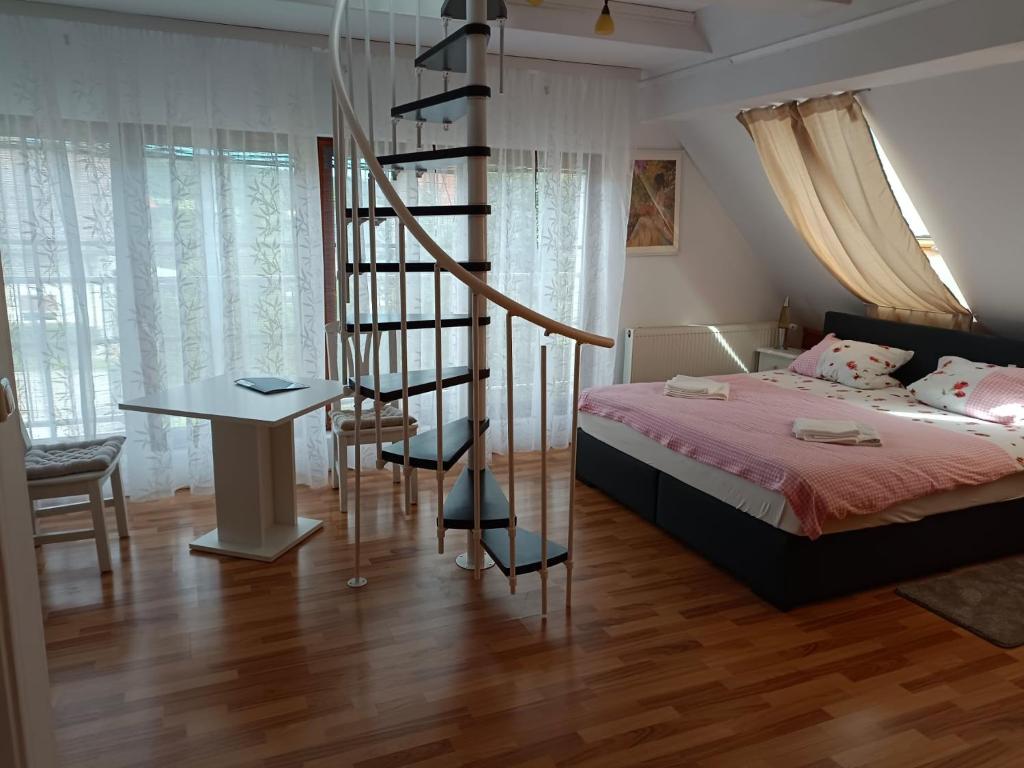 una camera da letto con scala a chiocciola accanto a un letto di Pension DonauBlick Grein 2 in Stifterstrasse19. (2 Apartment ) a Grein