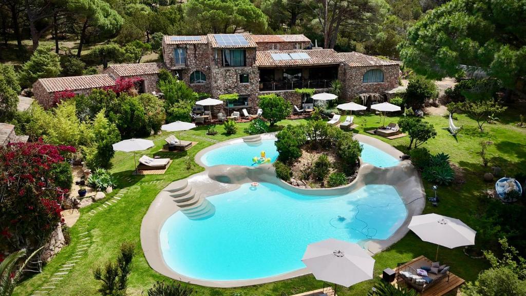 維琪奧港的住宿－巴隆巴熱亞大使大使酒店，享有度假村的空中景致,设有大型游泳池