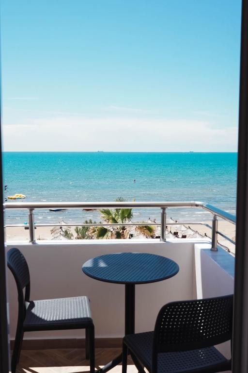 O vedere generală la mare sau o vedere la mare
luată din acest B&B