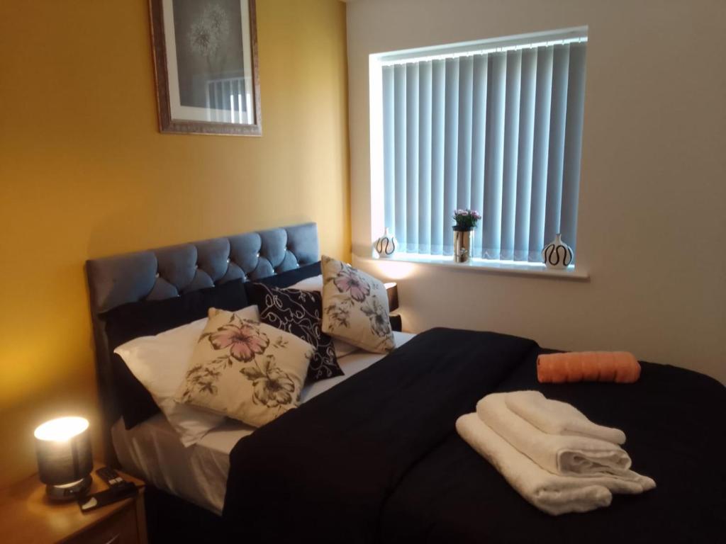 En eller flere senge i et værelse på 10 Guests - Garden - Quiet Retreat Cottage