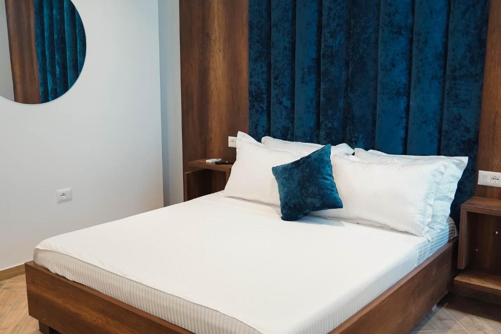 Un pat sau paturi într-o cameră la Marina Rooms