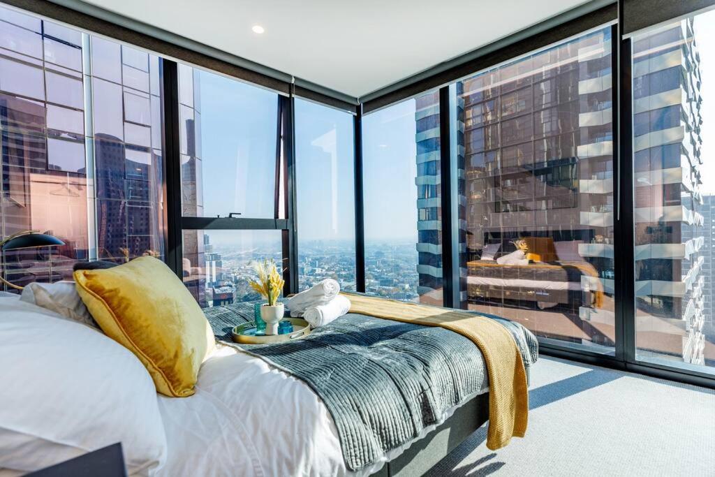 una camera con letto e vista sulla città di Sky High 180 Panoramic Views-Prime CBD,Pool & Gym a Melbourne