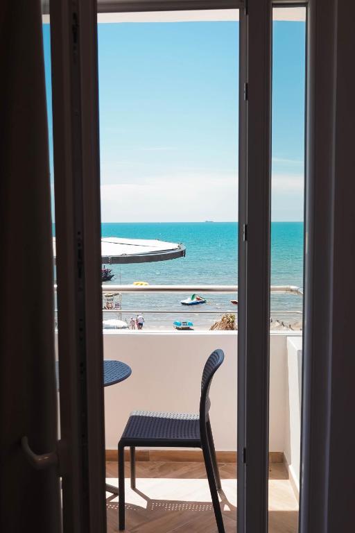 O vedere generală la mare sau o vedere la mare
luată din acest B&B