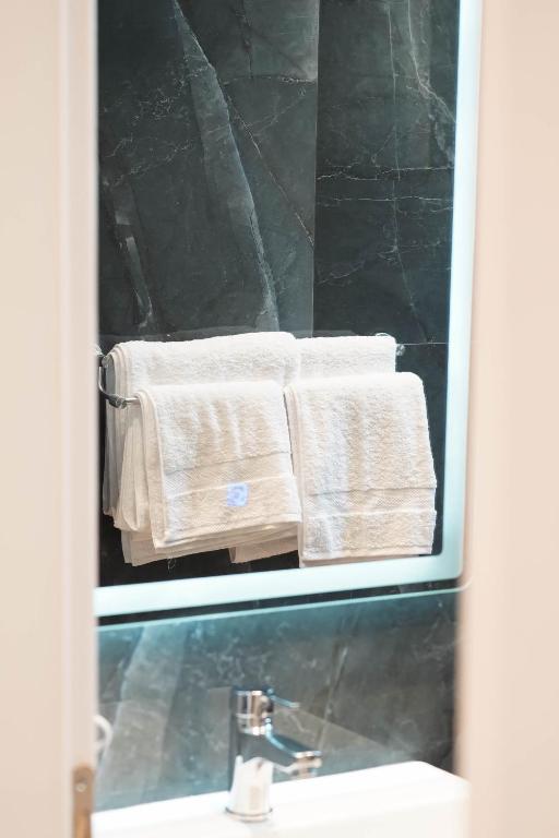 Un pat sau paturi într-o cameră la Marina Rooms