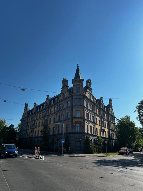 ein großes Gebäude am Straßenrand in der Unterkunft CHERRY apartment in Riga
