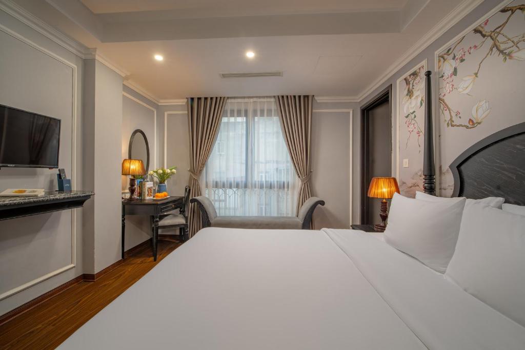 Postel nebo postele na pokoji v ubytování Amara Hanoi Hotel and Spa