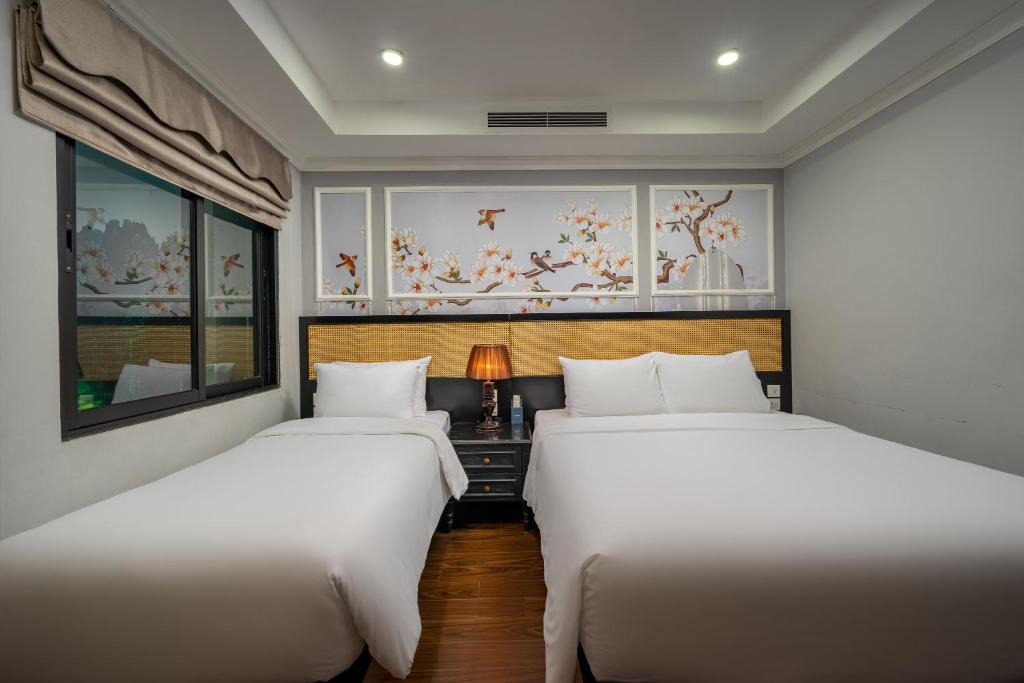 Postel nebo postele na pokoji v ubytování Amara Hanoi Hotel and Spa