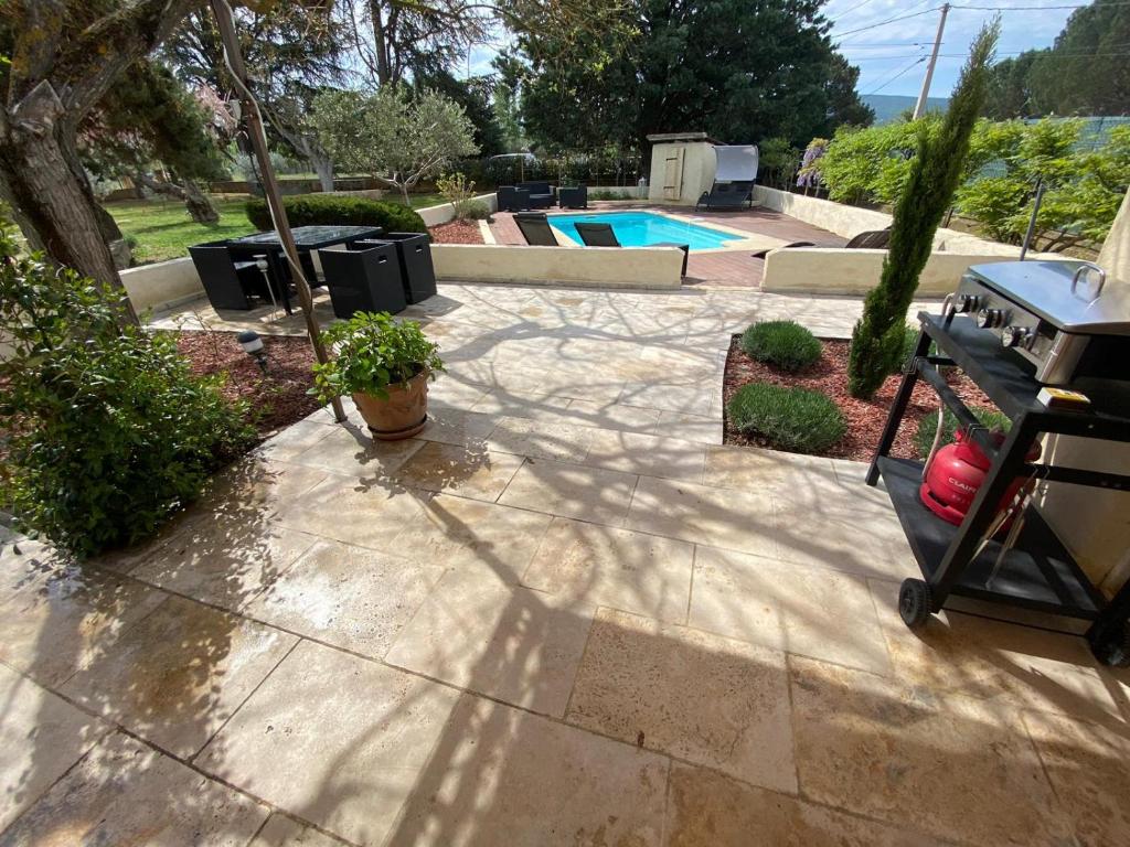 un patio avec une piscine et une voiture garée dans une cour dans l'établissement Villa Gabriel, à Goult