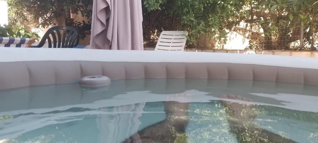 een persoon in een zwembad met een bal in het water bij Villa Pappafico in Triscina
