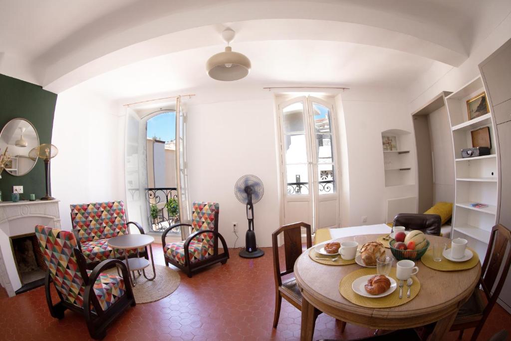 un salon avec une table et des chaises dans l'établissement Charmant 2 pièces Halles de Toulon, à Toulon