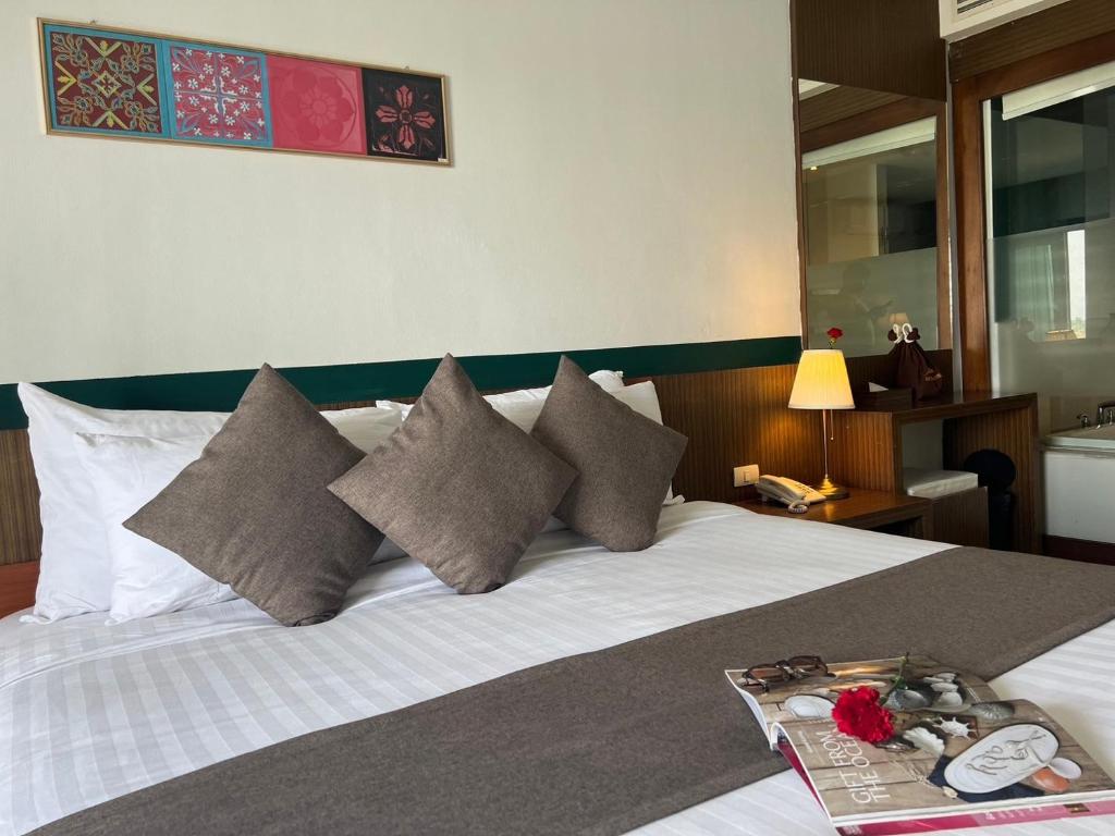 Postel nebo postele na pokoji v ubytování Siam Triangle Hotel Chiang Sean