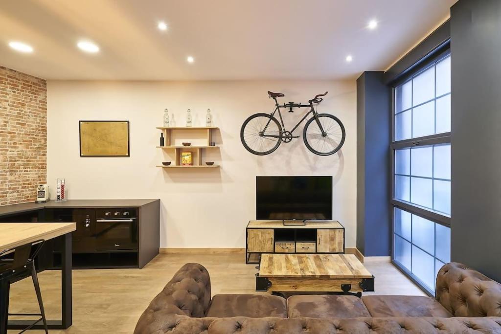 una sala de estar con una bicicleta colgada en la pared en Loft diseño el taller del abuelo con parking en Salamanca