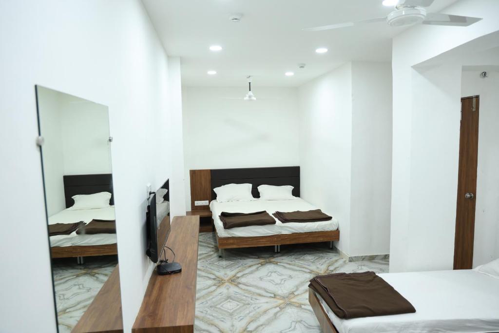 Postel nebo postele na pokoji v ubytování Hotel Aaram Kalupur