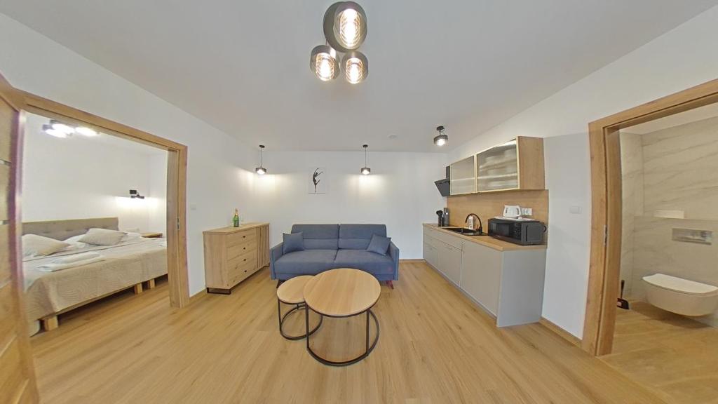 sypialnia z łóżkiem i stołem w pokoju w obiekcie Apartament ARKA w mieście Jarosławiec