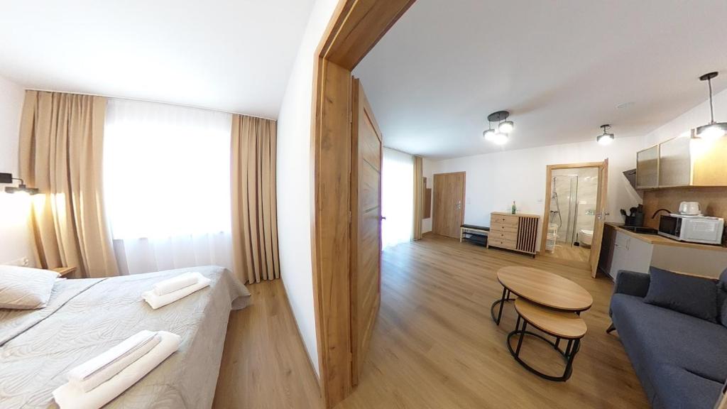 Łóżko lub łóżka w pokoju w obiekcie Apartament ARKA