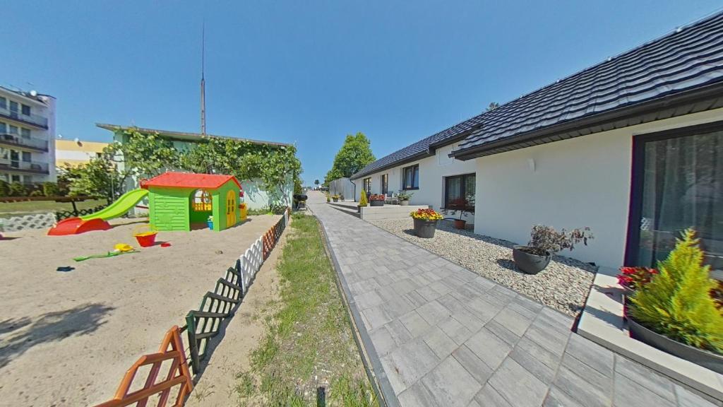 Plac zabaw dla dzieci w obiekcie Apartament ARKA