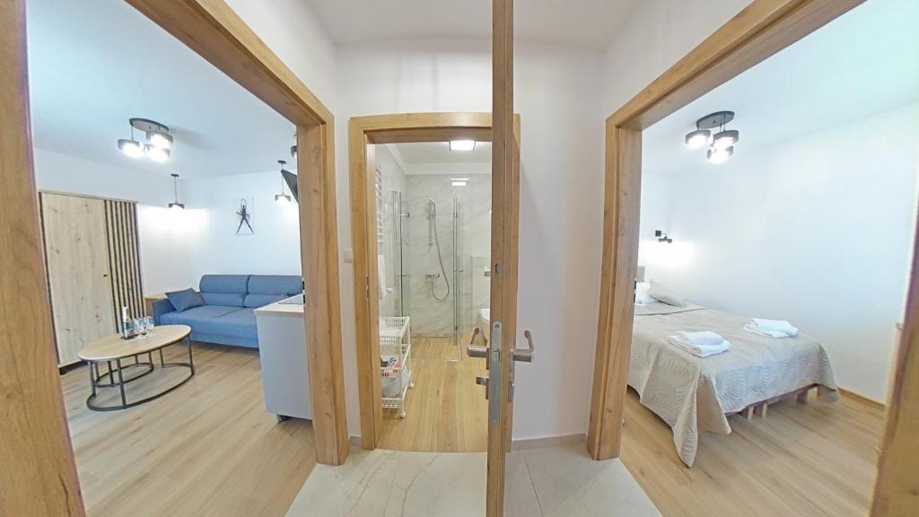 Łóżko lub łóżka w pokoju w obiekcie Apartament ARKA