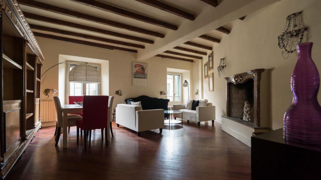 een woonkamer met een bank en een tafel bij Italianway-Argelati 12 in Milaan