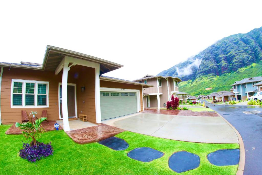 New 4 Bedroom Home with Ocean and Mountain Views in the gated community of Mauna Olu
