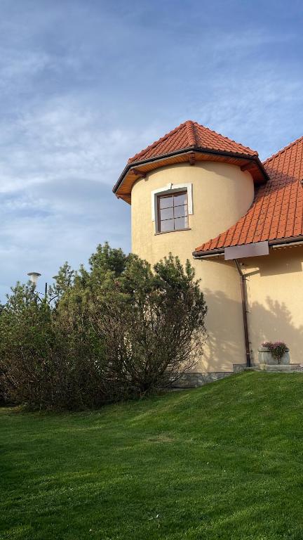 Budova, kde se aparthotel nachází