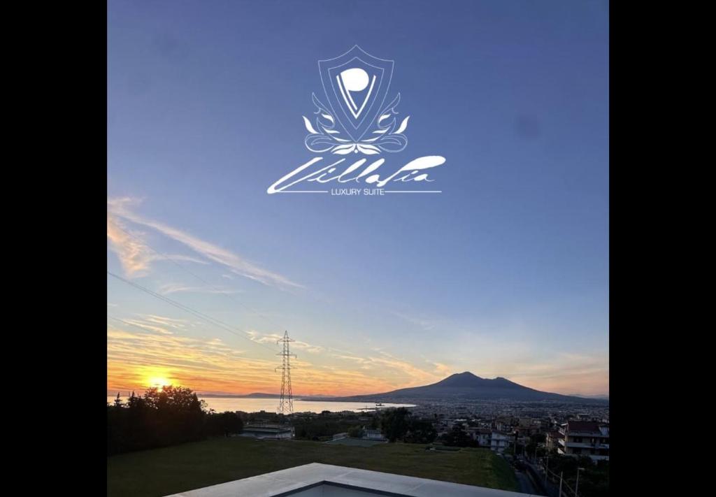 Blick auf den Sonnenuntergang vom Dach eines Gebäudes in der Unterkunft Villa Pia - suites in Castellammare di Stabia