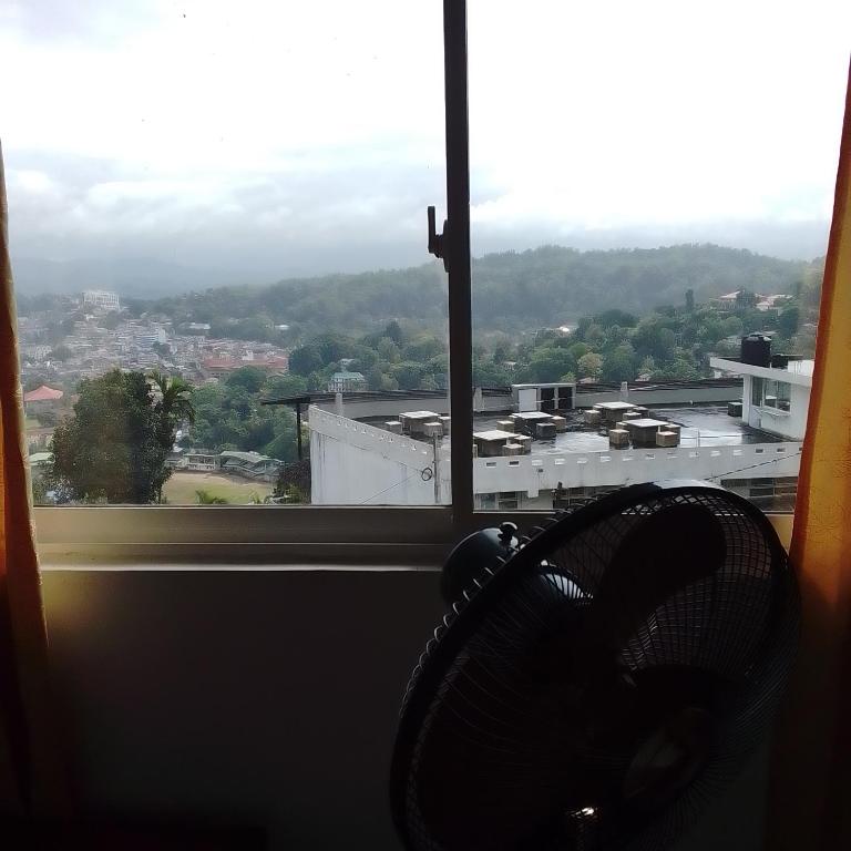 Nespecifikovaný výhled na hory nebo výhled na hory při pohledu z penzionu
