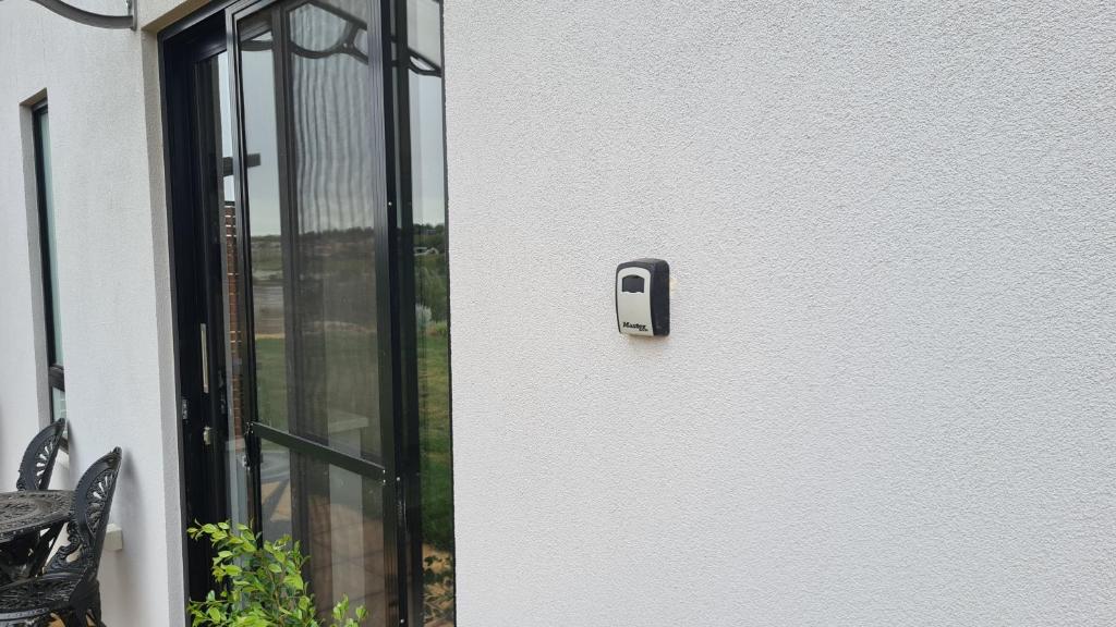 una porta bianca con una finestra su una casa di 65onNorth ad Angaston