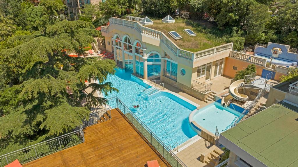 - une vue aérienne sur une maison avec une piscine dans l'établissement Résidence les Tourelles, à Sainte-Maxime