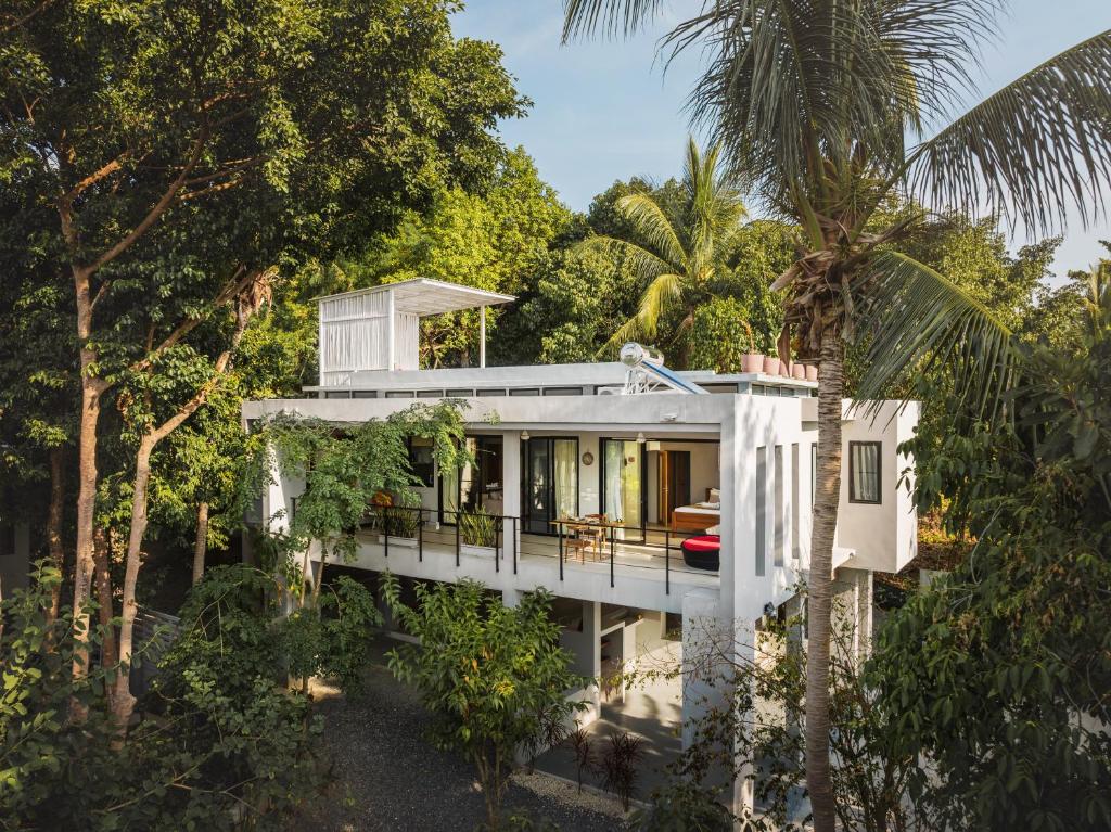 ein Haus mitten im Wald in der Unterkunft Bay Villas Koh Phangan in Salad Beach