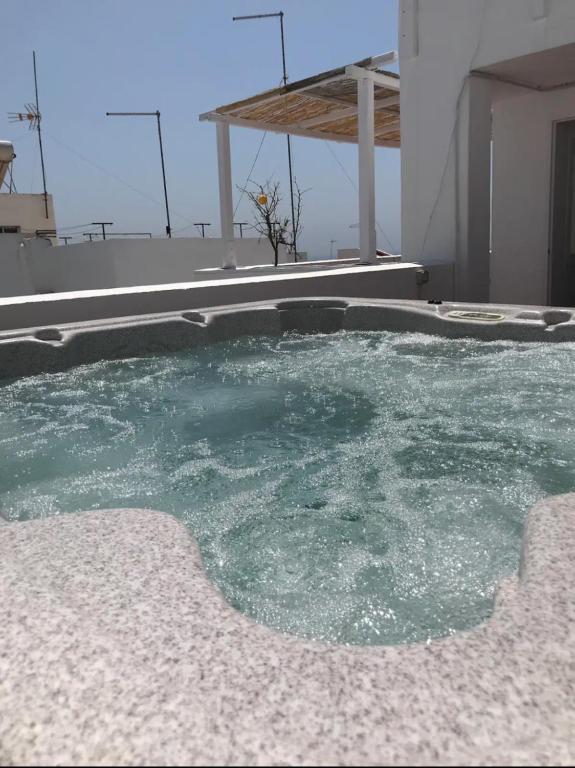 a pool of water in the middle of a house at Mirador Playa in Conil de la Frontera
