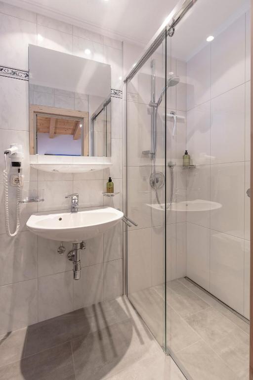 Koupelna v ubytování Hotel Garni Schönblick