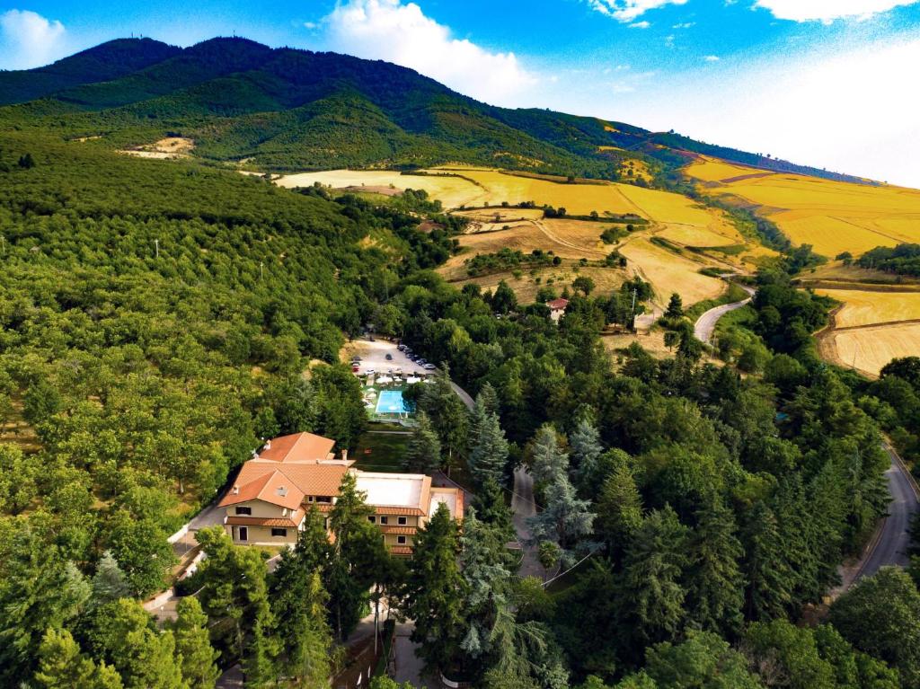 una vista aérea de una casa en medio de una montaña en Il Castagneto Hotel, en Melfi